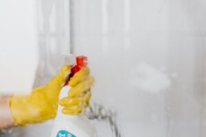 How to Remove Soap Scum From Bathroom Surfaces